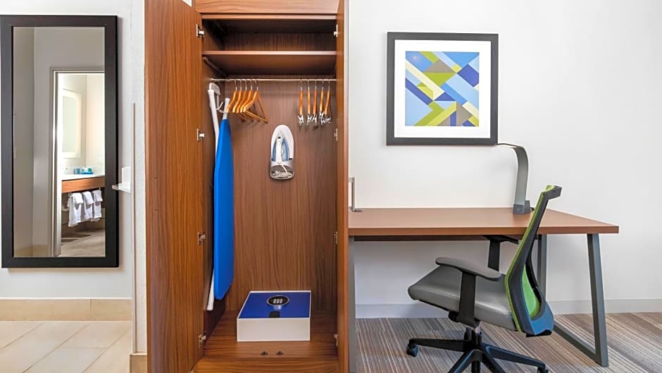 Holiday Inn Express Hotel and Suites Conroe By IHG