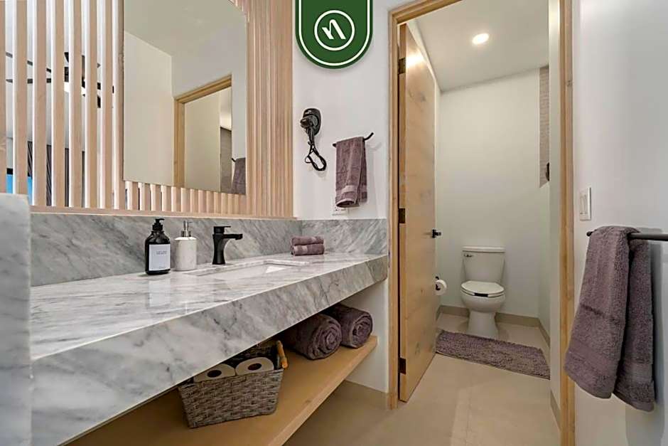 Amazing 2BR Condo with Terrace Overlooking the Marina