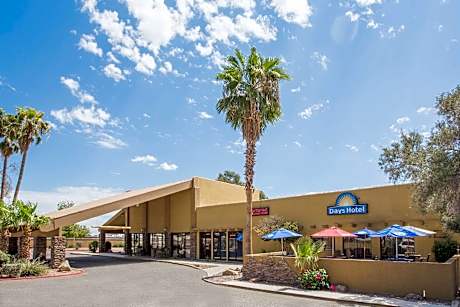 Days Hotel by Wyndham Peoria Glendale Area