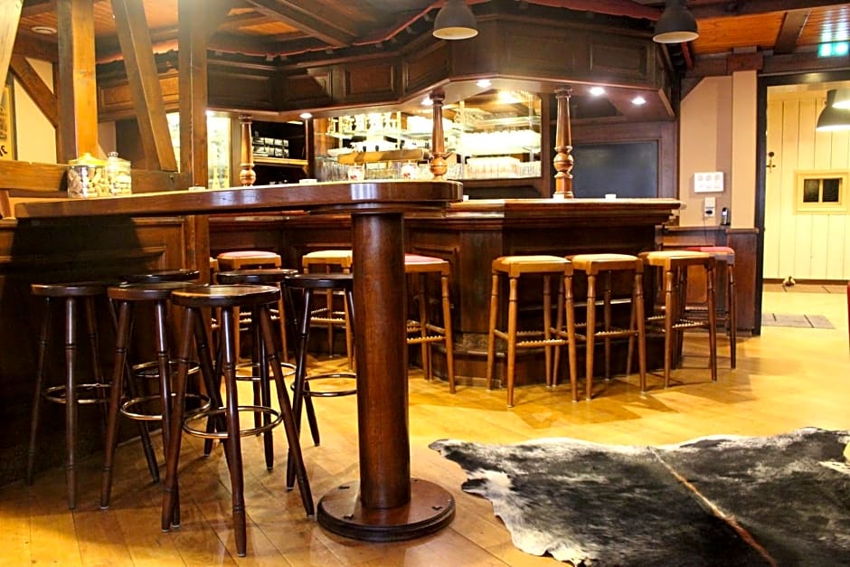A la Maison Rouge Hotel & Restaurant