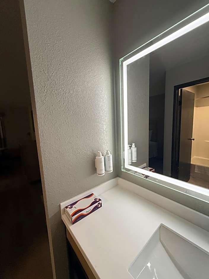 Super 8 by Wyndham Richfield/Cleveland