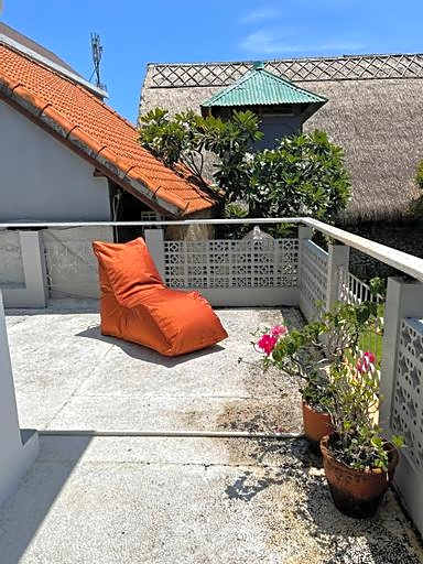 Spacious Studio Room Close to Cafe and Beach