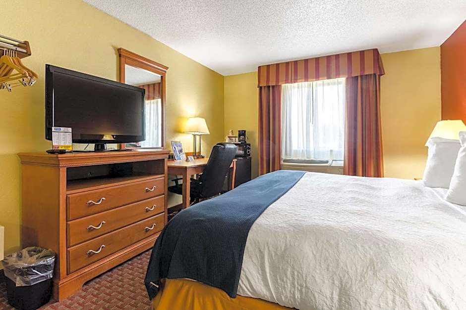 Rodeway Inn & Suites Jacksonville near Camp Lejeune