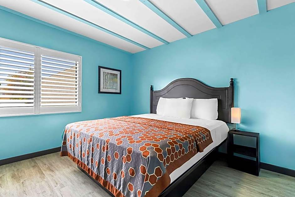 Rodeway Inn & Suites North Hollywood Burbank Airport - Universal Area