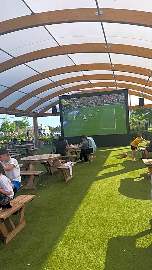 Lakeside Dorchester Lodge - Hot Tub with Fishing Peg