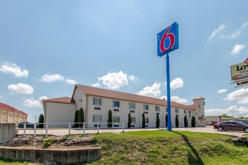 Motel 6 Hutchins, TX