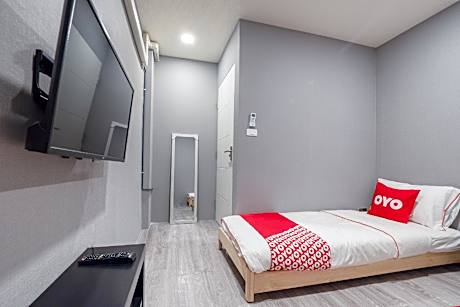 Private Twin Room with Shared Bathroom