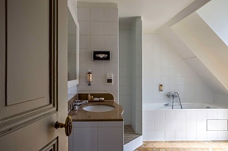 Junior Suite - Vue Paris (1 Queen Bed)