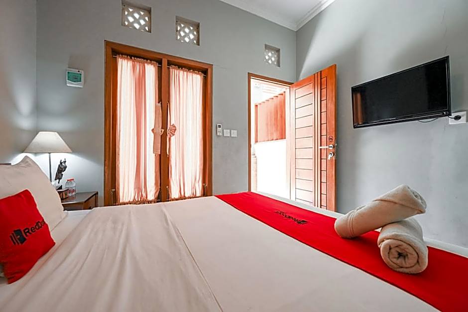 RedDoorz near Mertasari Beach 2