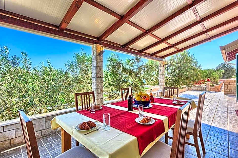 Beachfront House Dalmatino Trogir with pool on Čiovo
