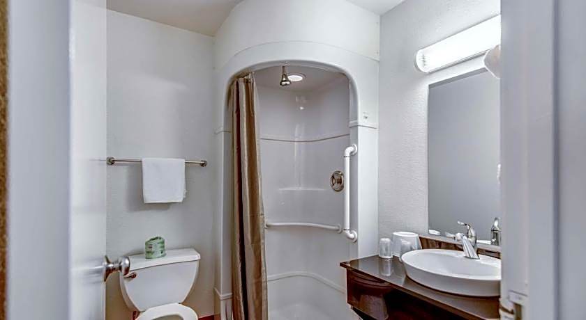 Super 8 by Wyndham Tracy