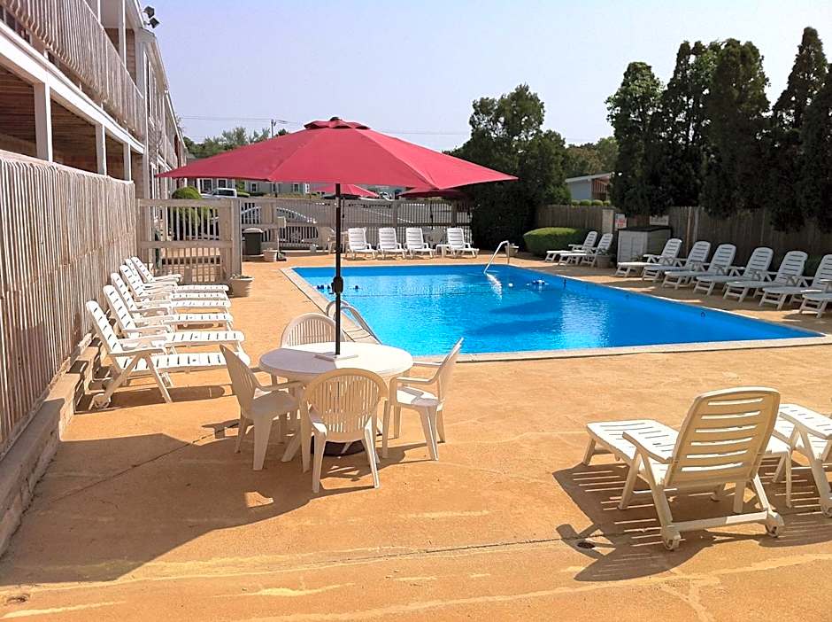 Holiday Hill Inn & Suites