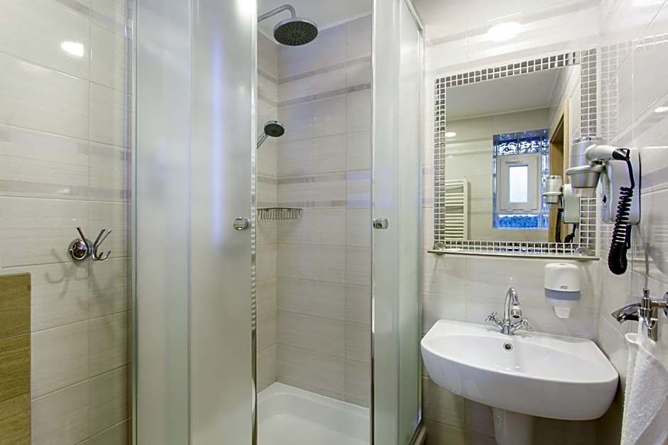 Villa Anna - Noclegi Rooms - FREE parking, taras, 1500m do Starówki