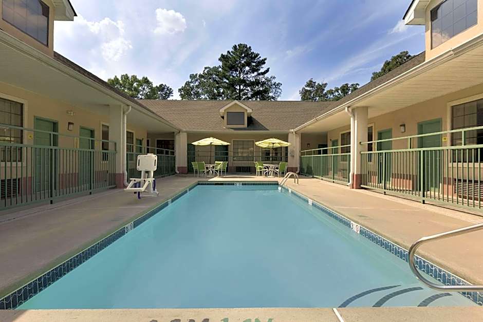 Super 8 by Wyndham Chatsworth/Dalton