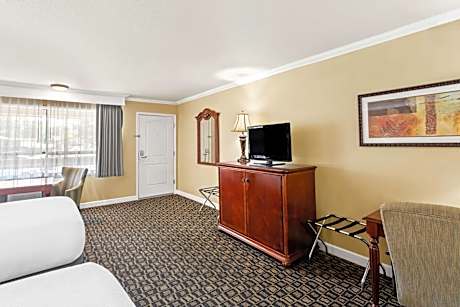 Queen Room with Two Queen Beds - Creekside View - Non Smoking