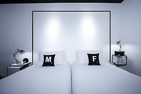 Deluxe King or Twin Room (Chimpanzee Pod)