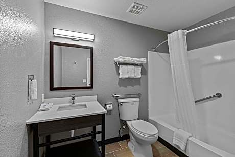 1 Queen Bed | Mobil Access Tub Nsmk Micfridg