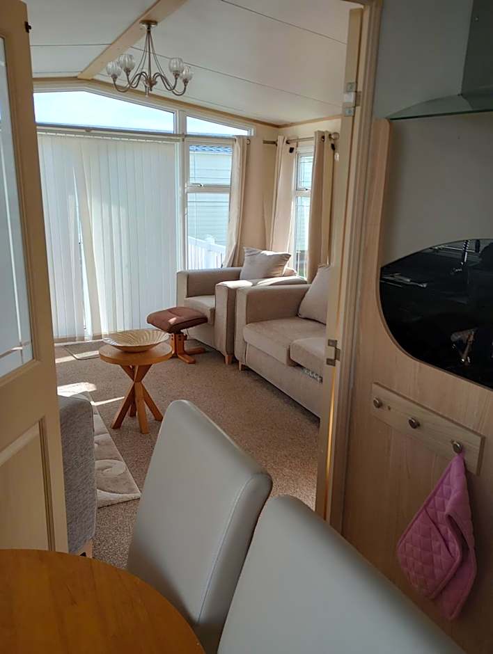 Luxury 2 bedroom caravan with large decking close to beach Free WiFi