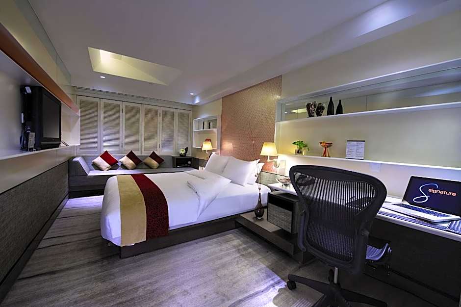 Photo 1 of 7 of Signature Studio 1 Queen Bed