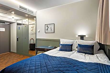 Economy Queen Room with No Window - Non-Smoking