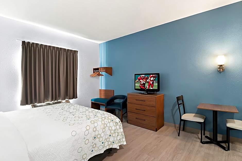 HomeTowne Studios by Red Roof East Lansing - Okemos