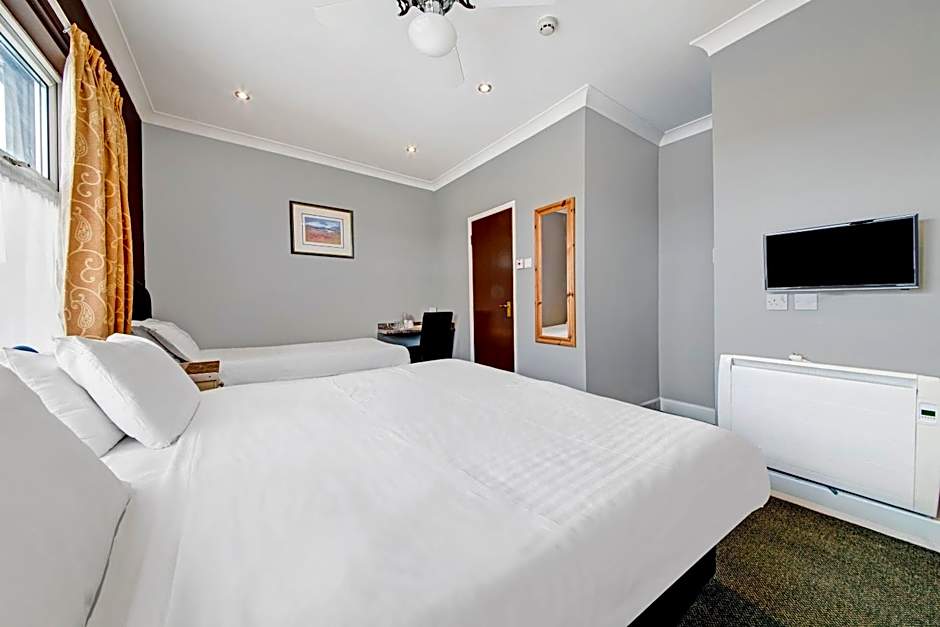 OYO Bostons Manor Hotel