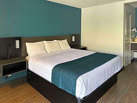 1 King Bed | Mobil Access Tub Nsmk Micfridg
