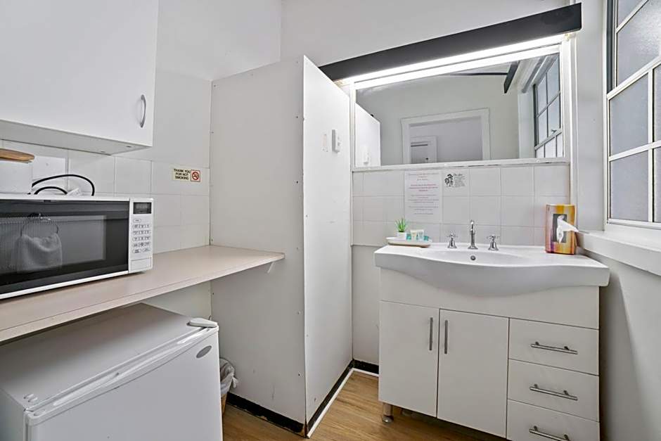 The Fox and Hounds Historic Hotel