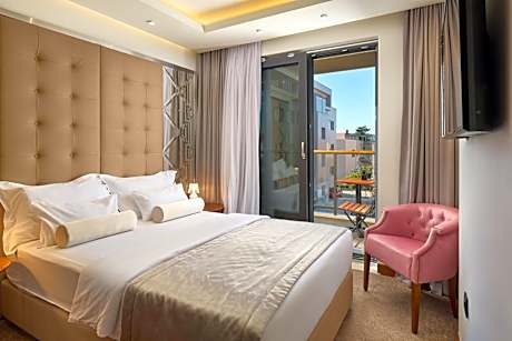 Cozy Double Room with Balcony - Free Parking