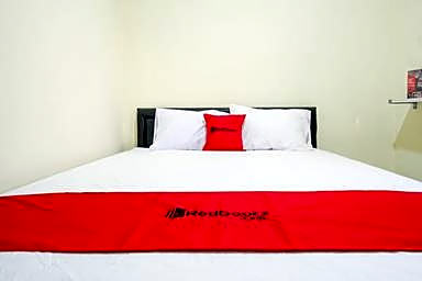 RedDoorz near GOR Satria 3