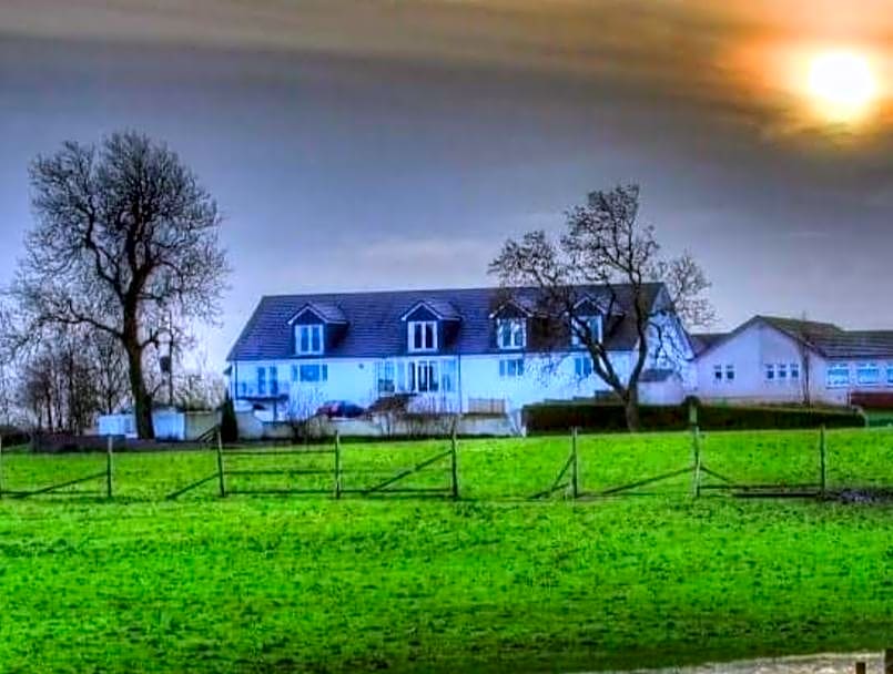 The Green Monkey Lux Suite at The Grumpy Schnauzer B&B Private Hot Tub, Gym, Breakfast, Stunning!