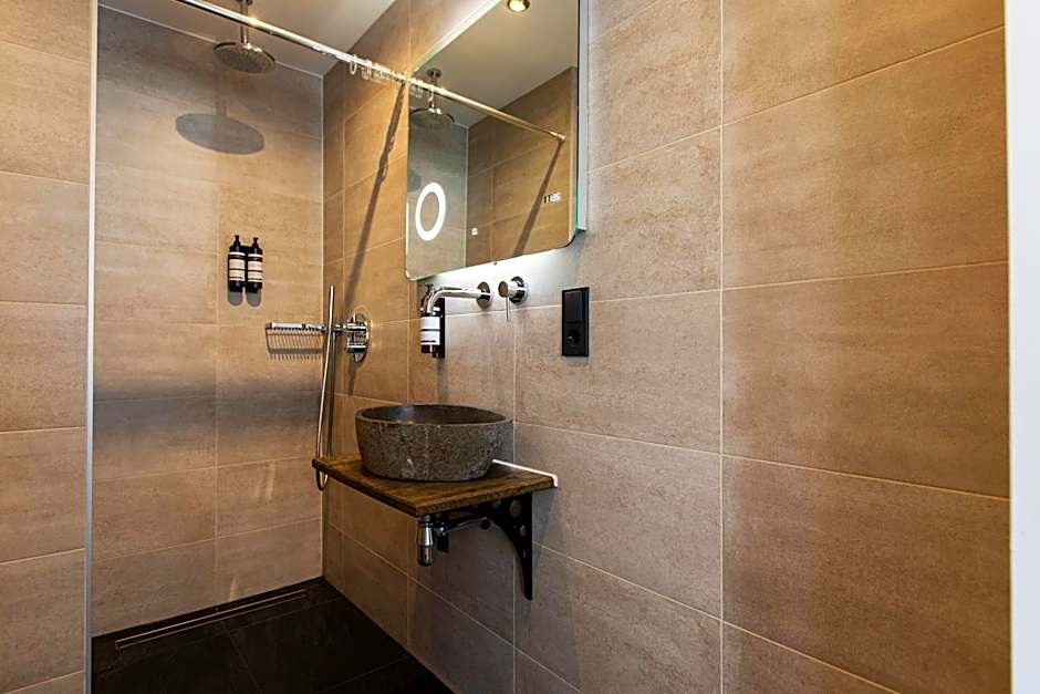 Quentin Golden Bear Hotel