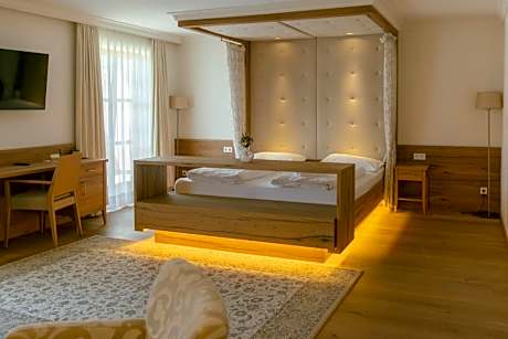 Honeymoon Suite
