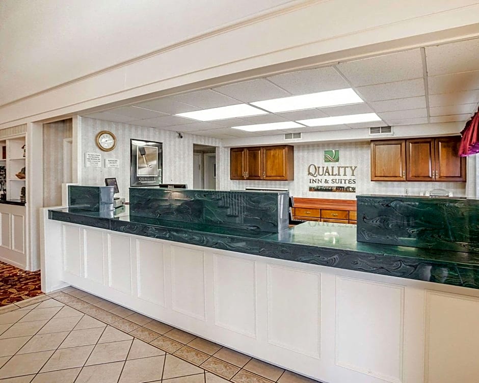 Quality Inn & Suites Des Moines - Merle Hay Road