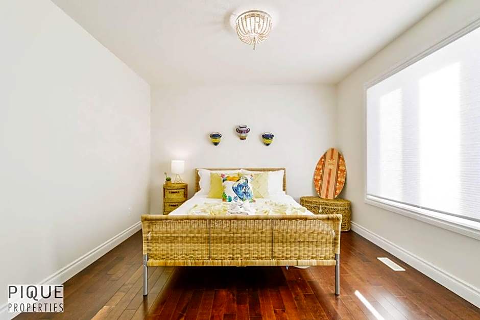 Tropical Oasis - King Beds - Free Netflix & Parking - Fast Wi-Fi