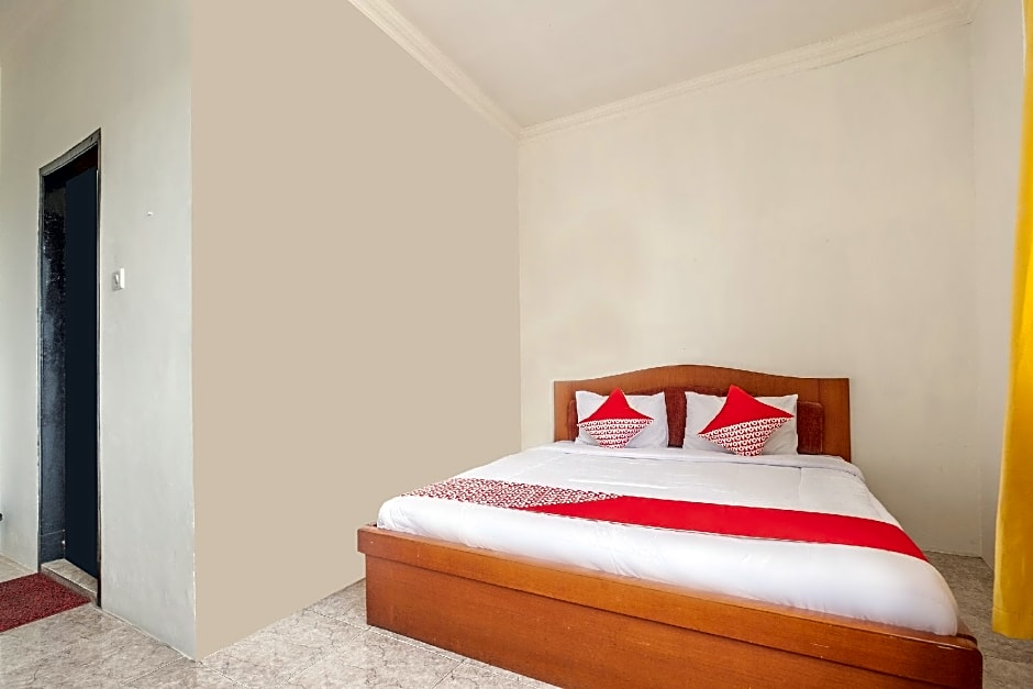 Super OYO 2704 Hotel Transit 2