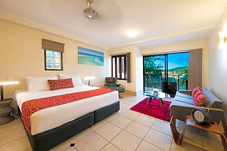 One Bedroom Suite with Balcony Spa and Marina View