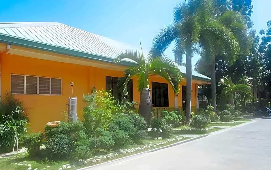 RedDoorz @ Farm Side Hotel Laoag City