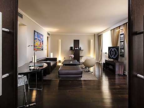 Junior King Suite with Garden or City View
