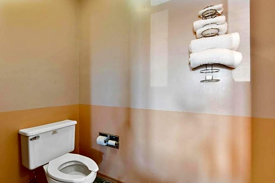 Casa Loma Inn & Suites by OYO Davenport IA near I-80