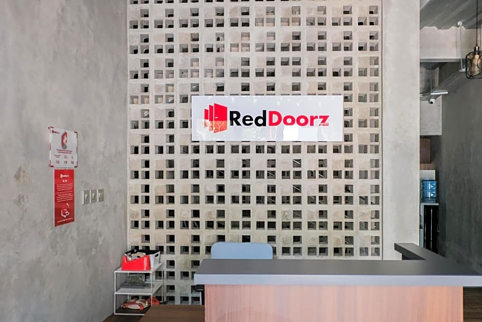 RedDoorz near Trans Studio Mall Cibubur 3