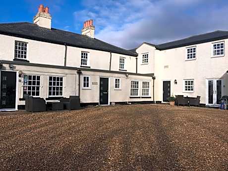 4BR 4 Bathroom Cottage Parking Garden Near St Neots