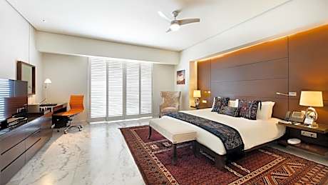 Master Suite King Size Bed Diamante View