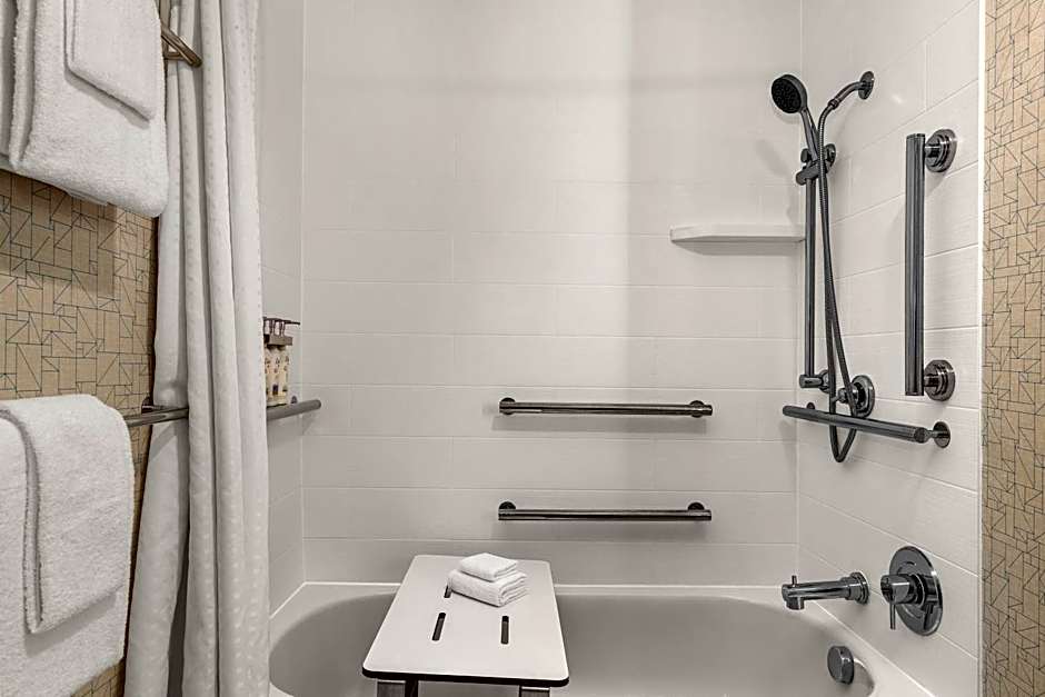 Holiday Inn Express and Suites Staunton By IHG