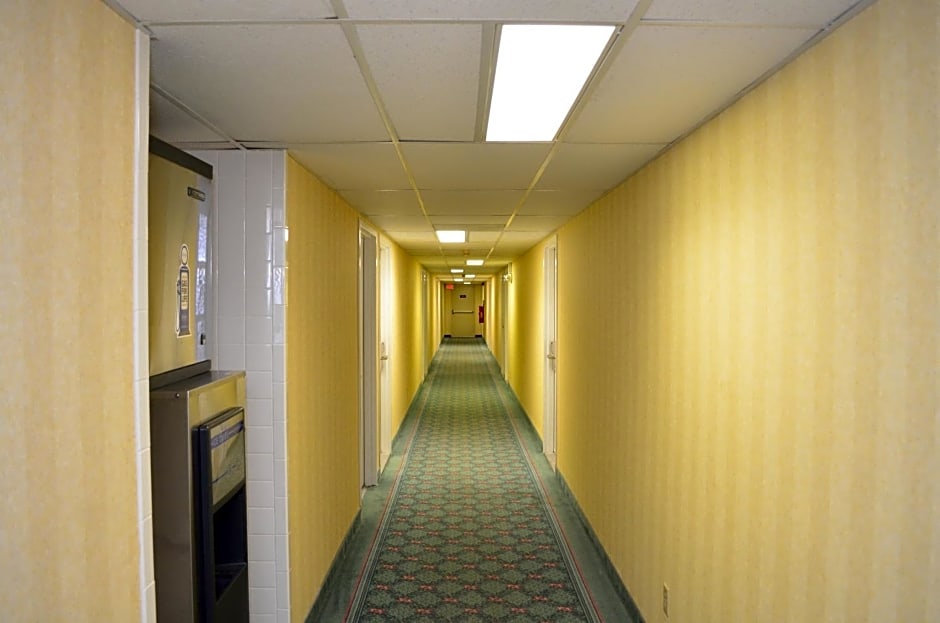 Super 8 by Wyndham Bentonville
