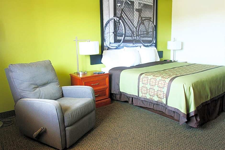 Super 8 by Wyndham South Boston VA