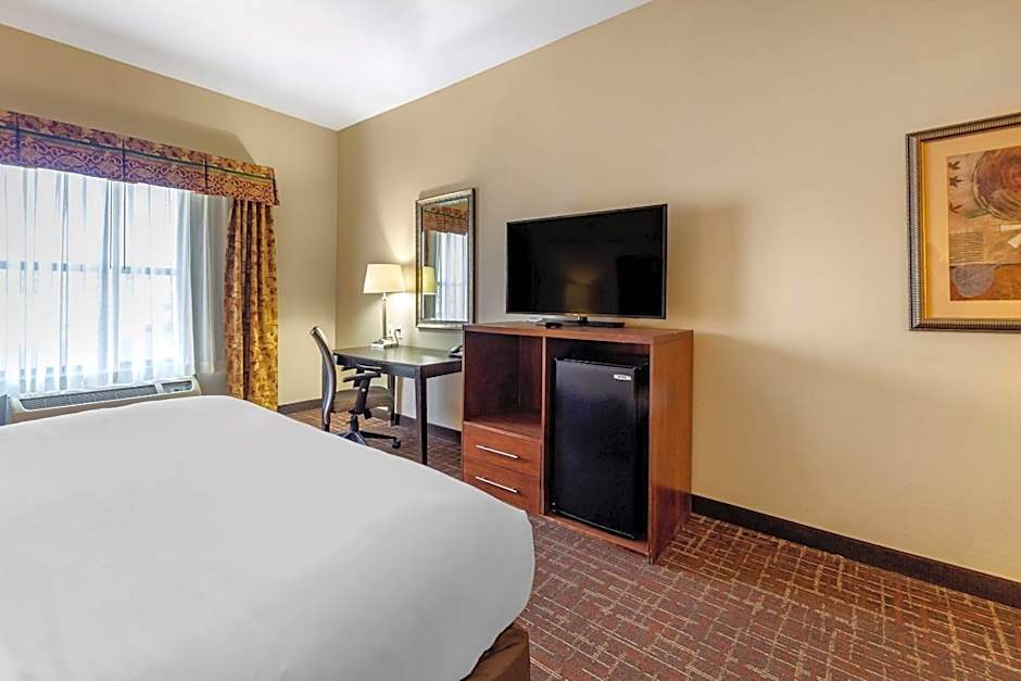 Comfort Inn & Suites Shawnee North near I-40