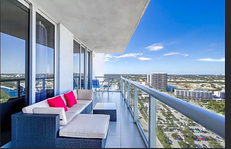 Stunning Penthouse Suite Waterfront 2BD 2BA