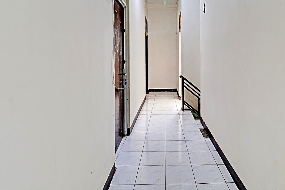 OYO Life 92685 Kost Arimbi