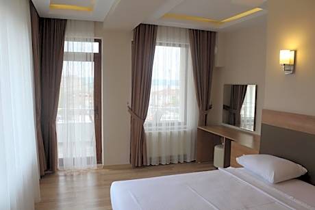 Deluxe Room (2 Adults + 1 Child)